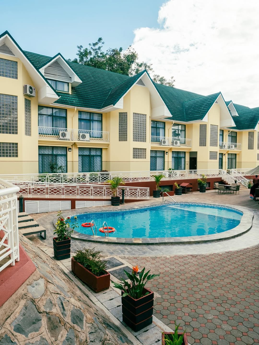 Gold Crest Hotel - Gallery Image 2